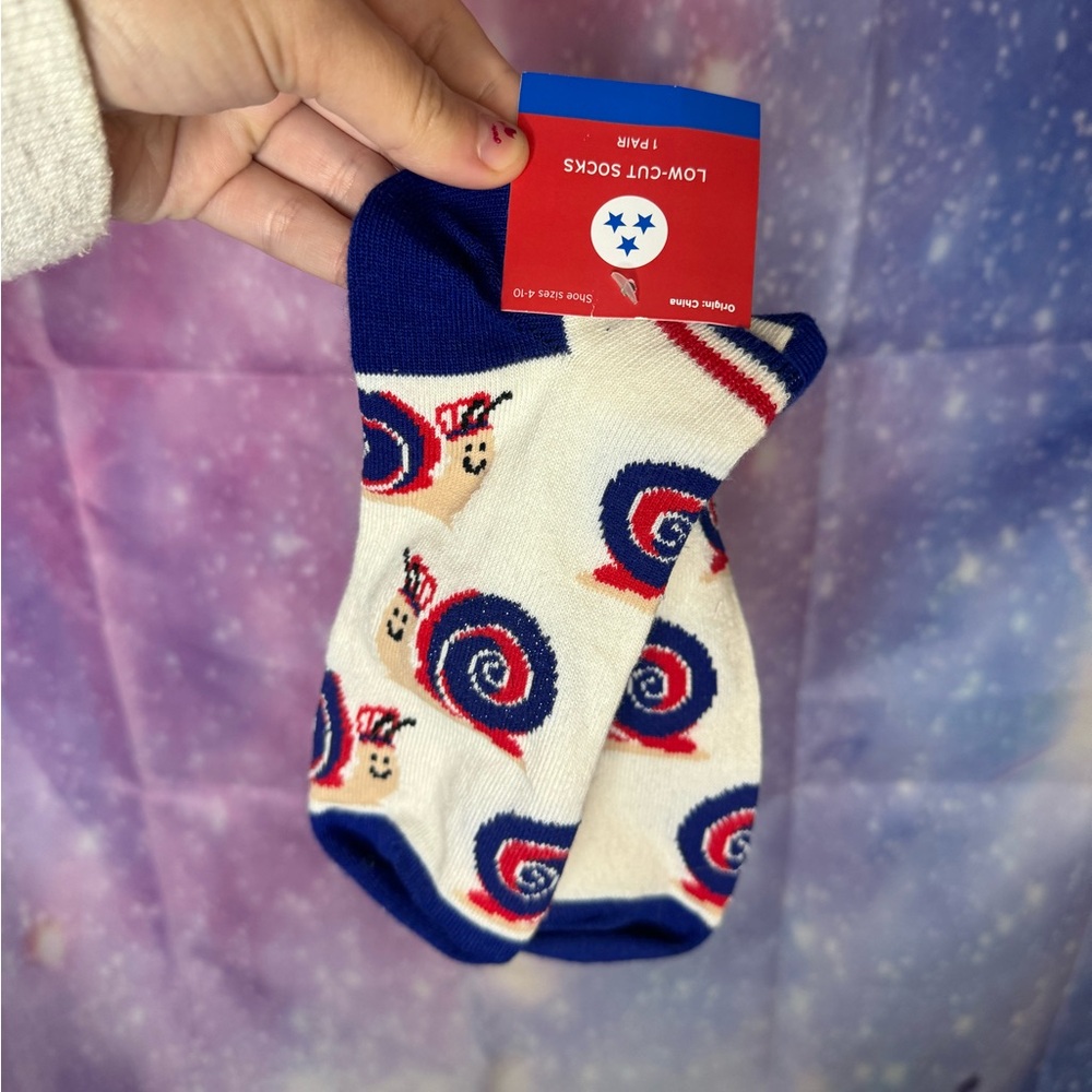 New woman’s snail socks 🛍